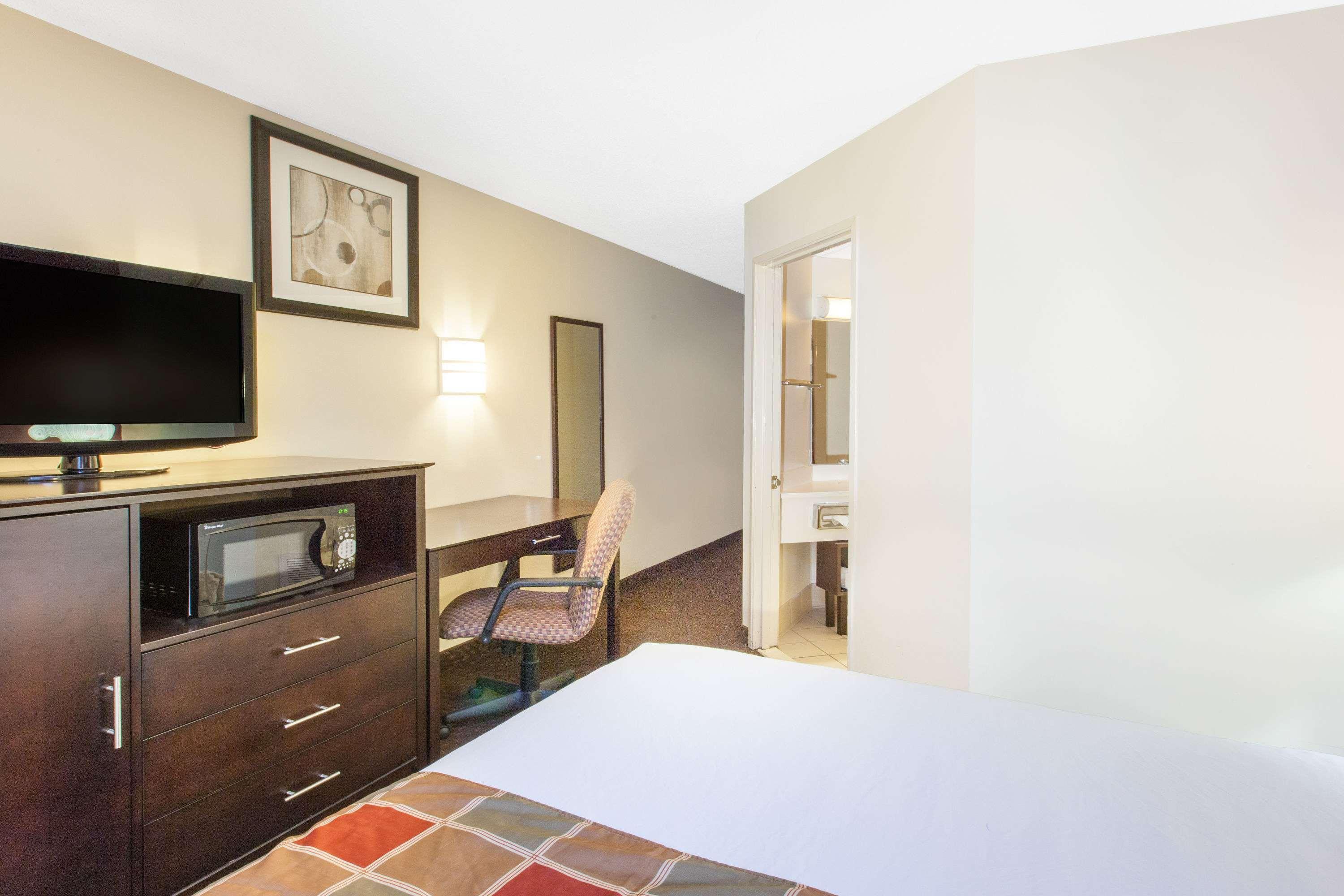Travelodge By Wyndham Romulus Detroit Airport Exterior photo