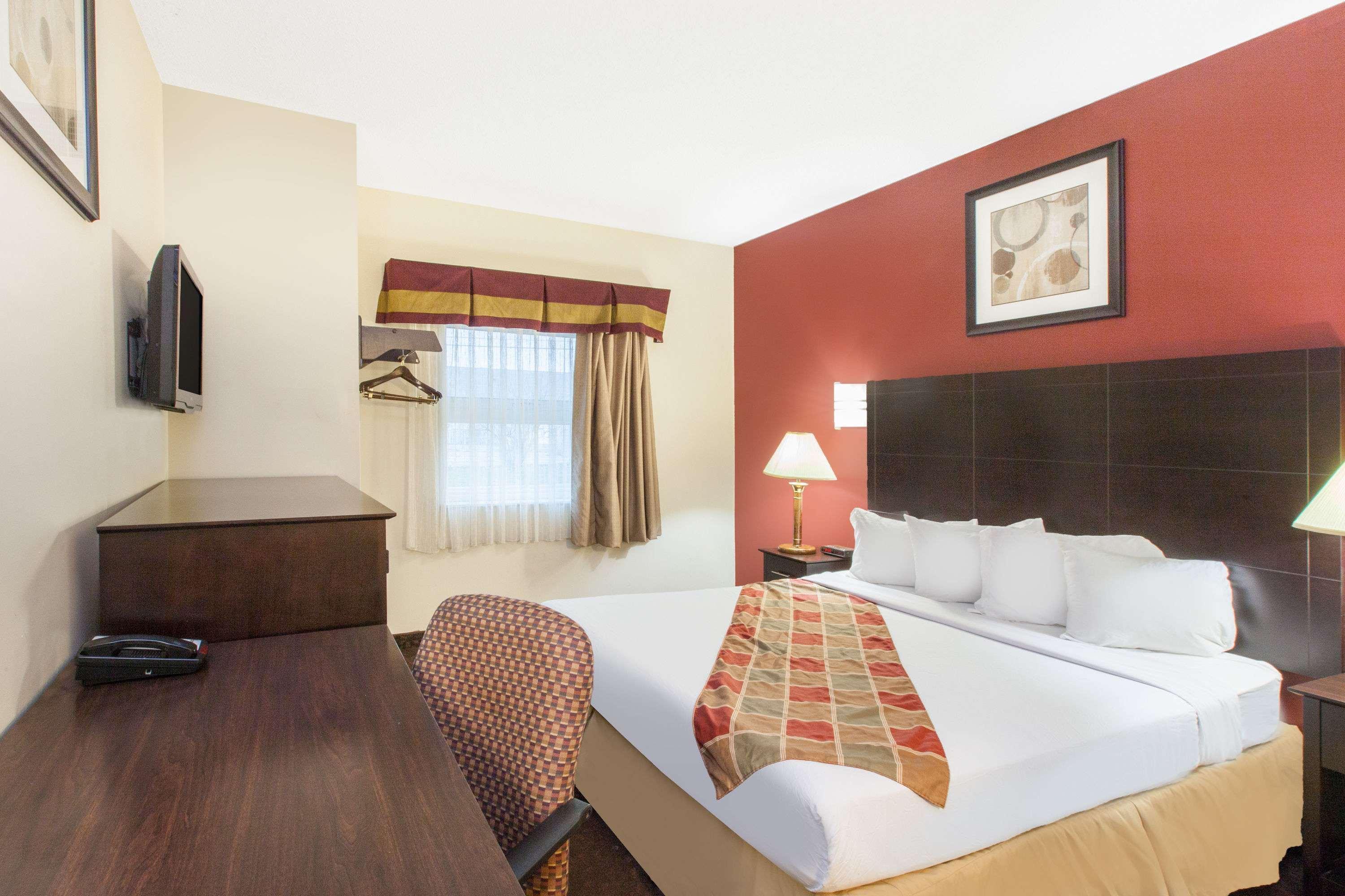 Travelodge By Wyndham Romulus Detroit Airport Exterior photo