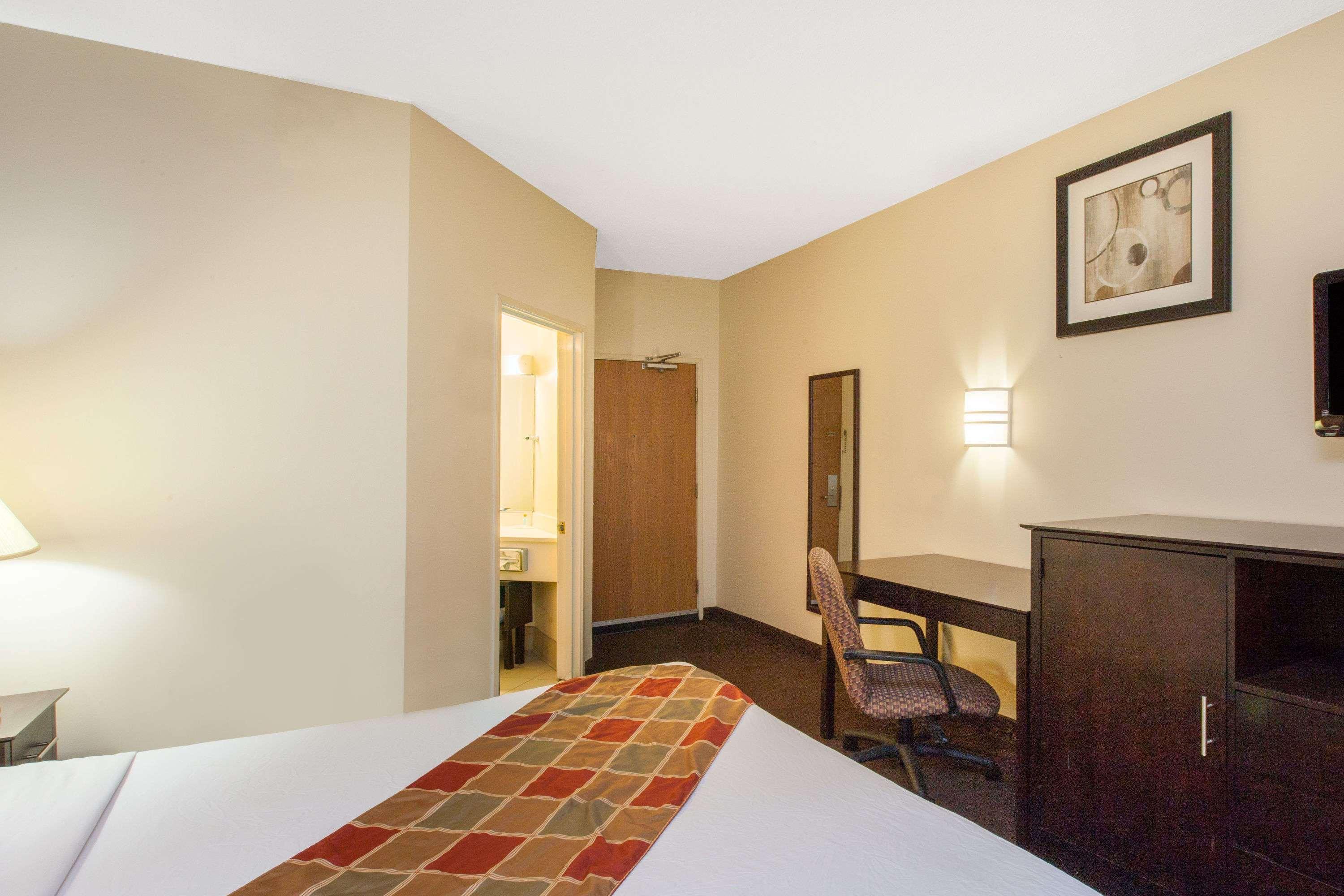 Travelodge By Wyndham Romulus Detroit Airport Exterior photo